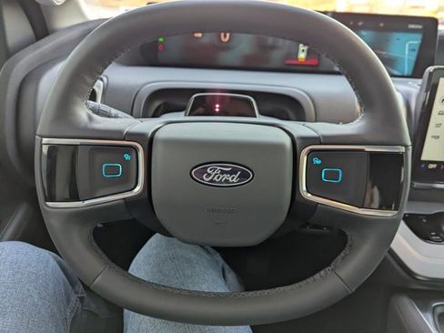 Used 2025 Ford Expedition Active image 14