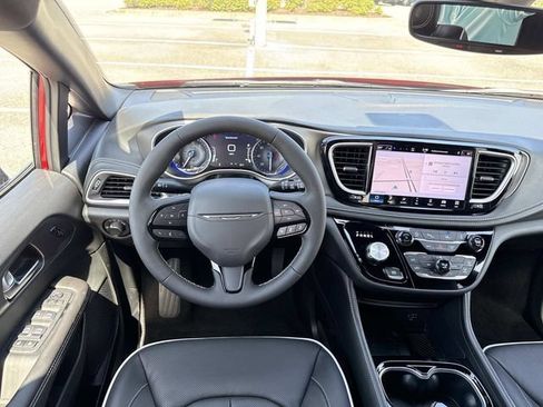 New 2027 Chrysler Pacifica Limited FWD image 14