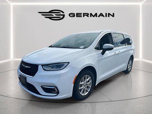 Used 2023 Chrysler Pacifica Touring-L FWD image 3