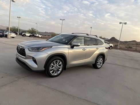 Certified 2025 Toyota Highlander Limited FWD image 8