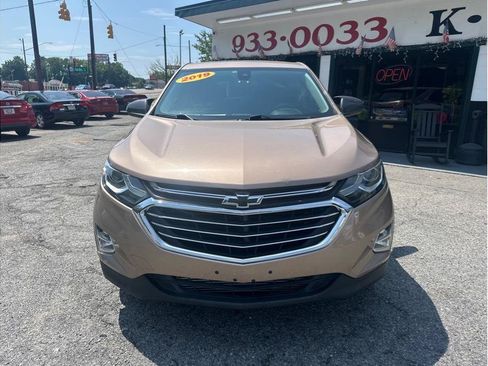 Used 2019 Chevrolet Equinox LT w/ Driver Convenience Package FWD image 2
