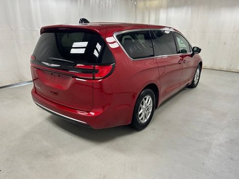 Used 2025 Chrysler Pacifica Select FWD image 4