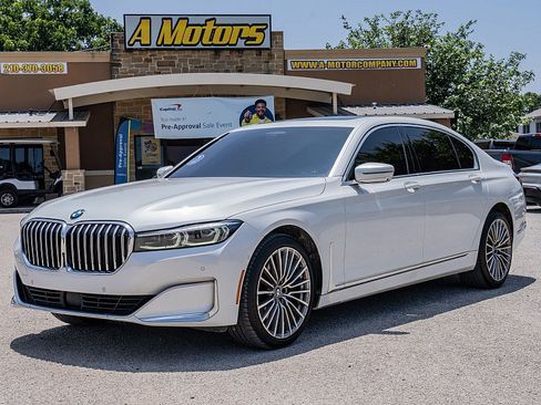 Used 2022 BMW 740i w/ Luxury Rear Seating Package RWD image 9