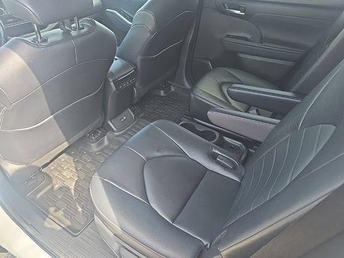 Used 2024 Toyota Highlander XLE FWD image 12