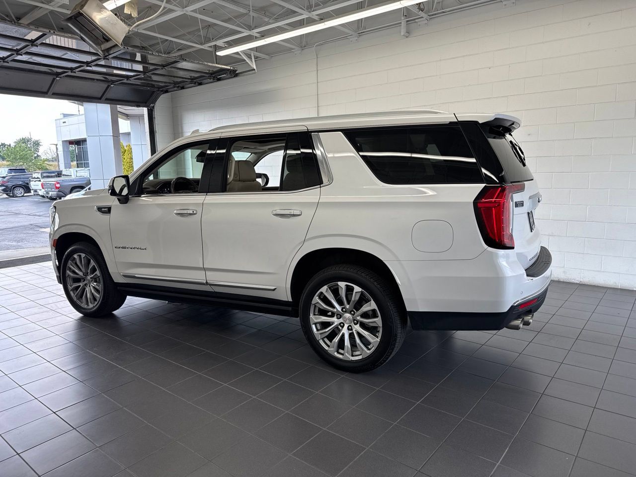 Used 2022 GMC Yukon Denali AWD/4WD image 5