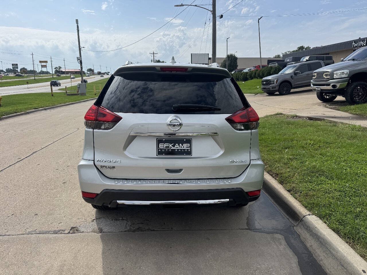 Used 2017 Nissan Rogue SV AWD/4WD image 4