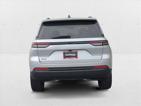 New 2025 Jeep Grand Cherokee Altitude image 10