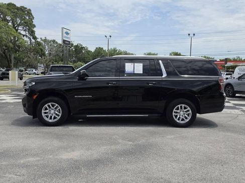 Used 2023 Chevrolet Suburban LT RWD image 2