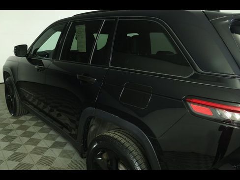Used 2023 Jeep Grand Cherokee Altitude AWD/4WD image 18