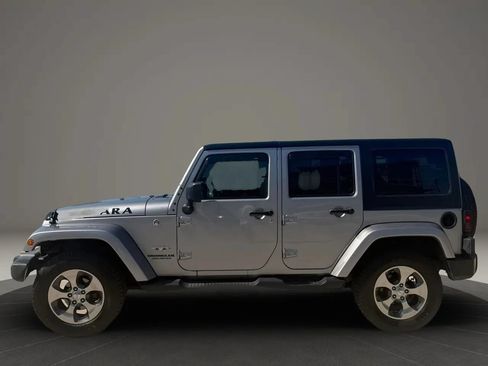 Used 2017 Jeep Wrangler Unlimited Sahara AWD/4WD image 4