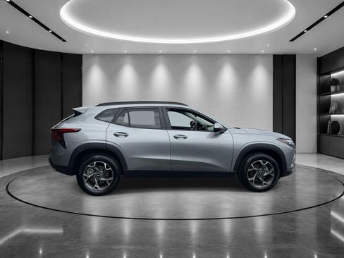 Certified 2025 Chevrolet Trax LT FWD image 5