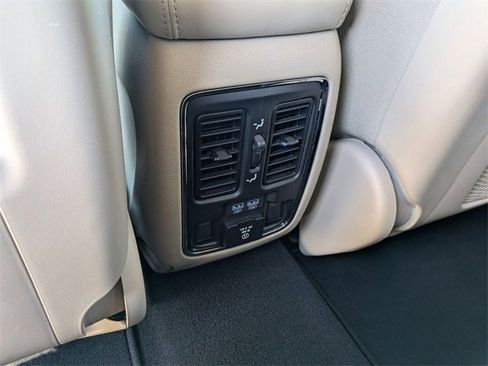 Used 2019 Jeep Grand Cherokee Limited image 13