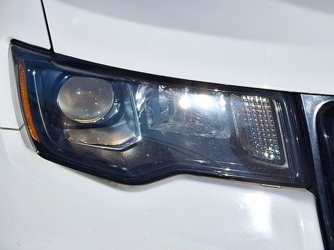 Used 2019 Jeep Grand Cherokee Laredo image 10