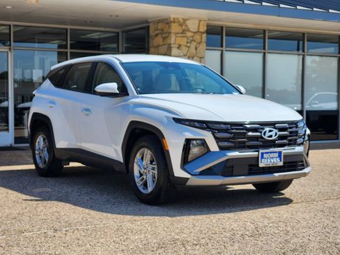 Used 2025 Hyundai Tucson SE FWD image 2
