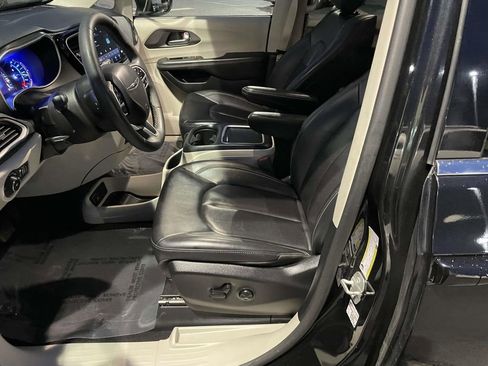Used 2023 Chrysler Pacifica Touring-L image 29