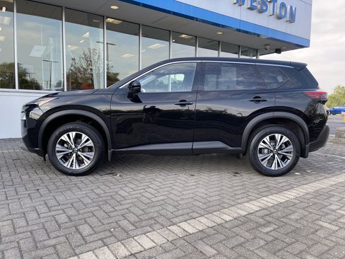 Used 2021 Nissan Rogue SV image 2