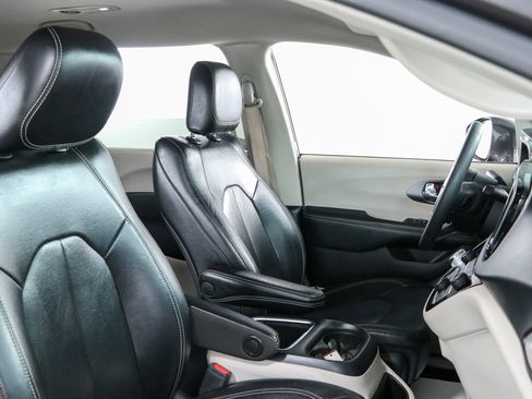 Used 2022 Chrysler Pacifica Touring-L FWD image 27