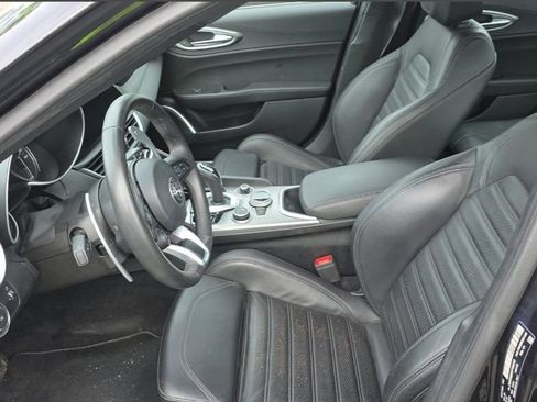 Used 2023 Alfa Romeo Giulia Veloce AWD/4WD image 4