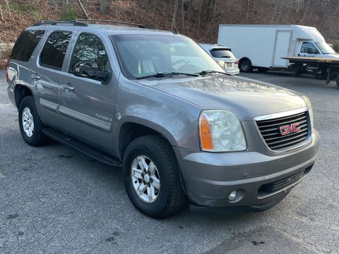 Used 2007 GMC Yukon SLT w/ SLT Preferred Equipment Group AWD/4WD image 2