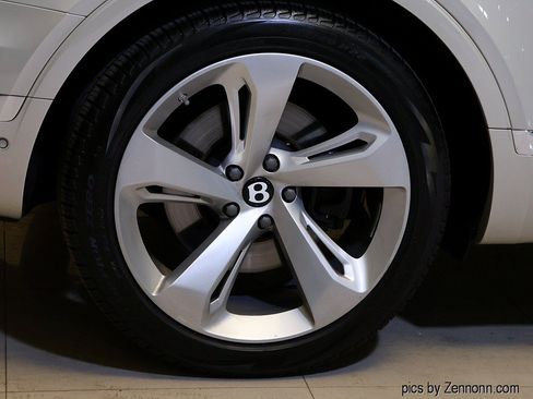 Used 2019 Bentley Bentayga AWD/4WD image 14