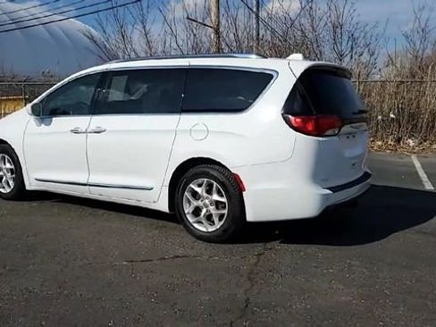 Used 2018 Chrysler Pacifica Touring-L Plus image 6