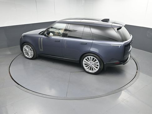 Used 2025 Land Rover Range Rover SE image 32