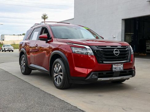 Used 2024 Nissan Pathfinder SL w/ Black Appearance Package image 2