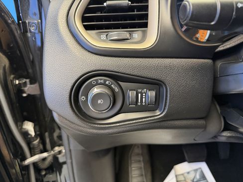 Used 2016 Jeep Renegade Latitude FWD image 13