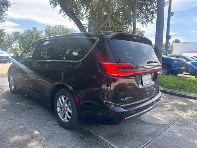 Used 2024 Chrysler Pacifica Touring-L FWD image 9