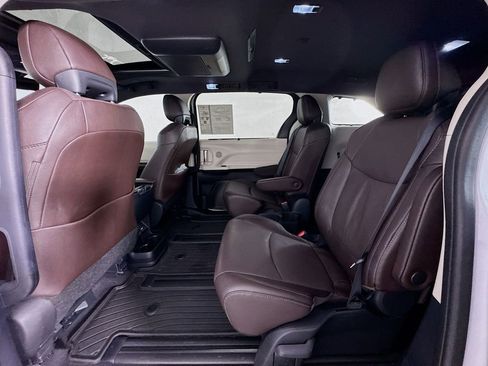 Used 2023 Toyota Sienna Platinum image 27
