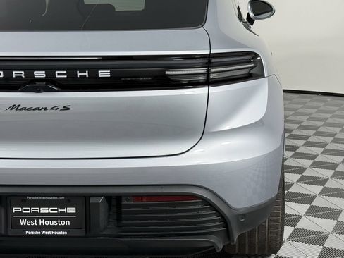 Certified 2025 Porsche Macan 4S Electric AWD/4WD image 27