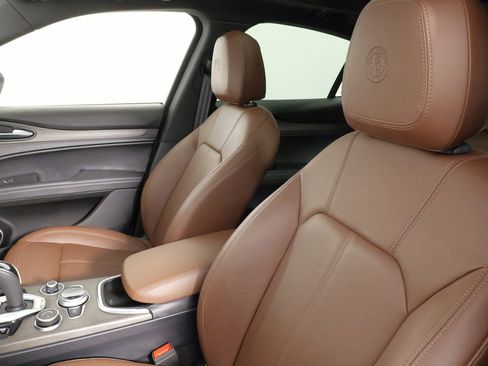 Used 2023 Alfa Romeo Stelvio Ti image 30