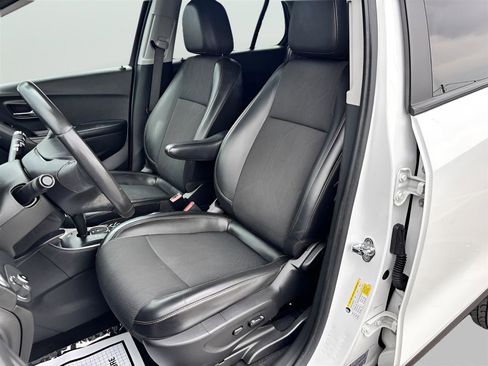 Used 2022 Chevrolet Trax LT w/ LT Convenience Package image 13