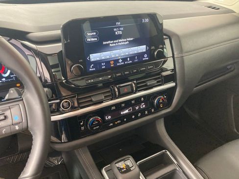 Used 2024 Nissan Pathfinder Platinum image 2