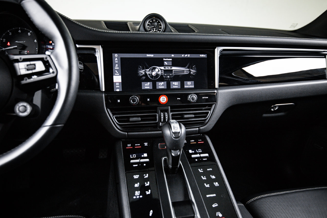 Certified 2023 Porsche Macan Turbo AWD/4WD image 19