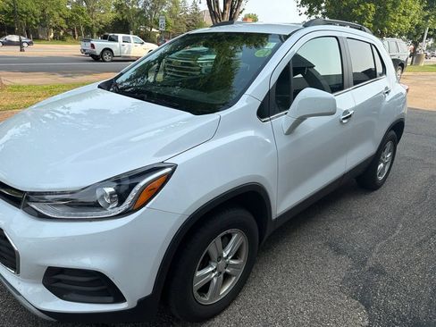 Used 2019 Chevrolet Trax LT w/ LT Convenience Package AWD/4WD image 2