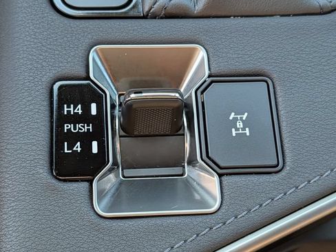 Used 2025 Lexus GX 550 w/ Accessory Package (2T) AWD/4WD image 16