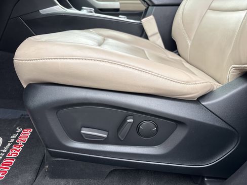 Used 2022 Ford Explorer XLT w/ Equipment Group 202A image 17