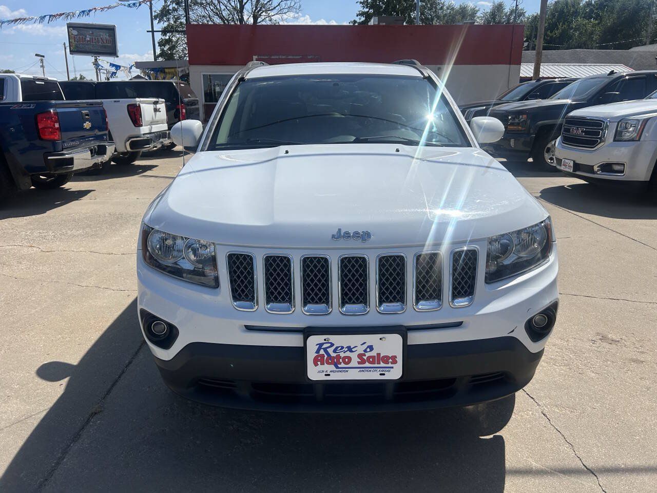 Used 2017 Jeep Compass Latitude FWD image 3
