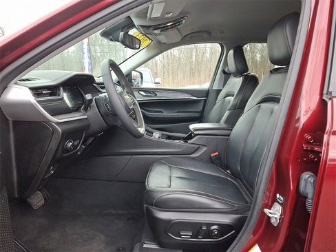 Used 2023 Jeep Grand Cherokee Limited image 13