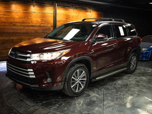 Used 2019 Toyota Highlander XLE FWD image 2