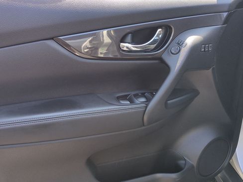 Used 2019 Nissan Rogue SV w/ Premium Package FWD image 14
