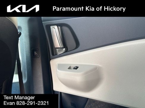 Used 2025 Kia Carnival EX FWD image 21