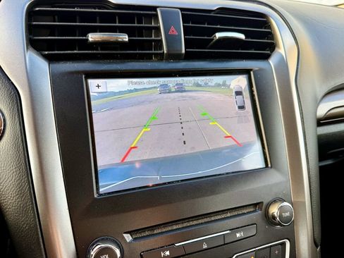 Used 2017 Ford Fusion SE w/ Fusion SE Technology Package FWD image 22