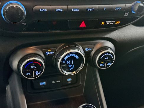 Used 2024 Hyundai Venue SEL image 23