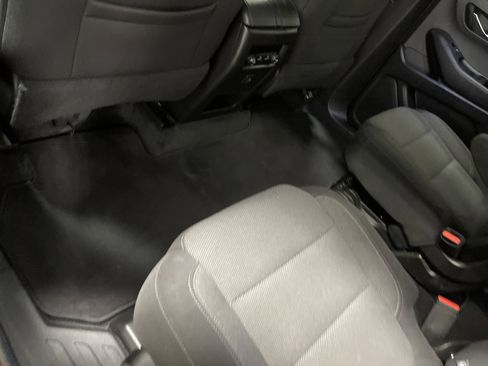 Used 2022 Chevrolet Traverse LT FWD image 17