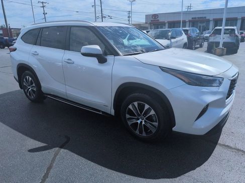 Used 2023 Toyota Highlander XLE AWD/4WD image 7