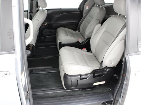 Used 2017 Toyota Sienna Limited FWD image 29