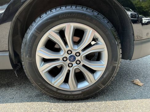 Used 2019 Ford Edge Titanium w/ Equipment Group 301A AWD/4WD image 10