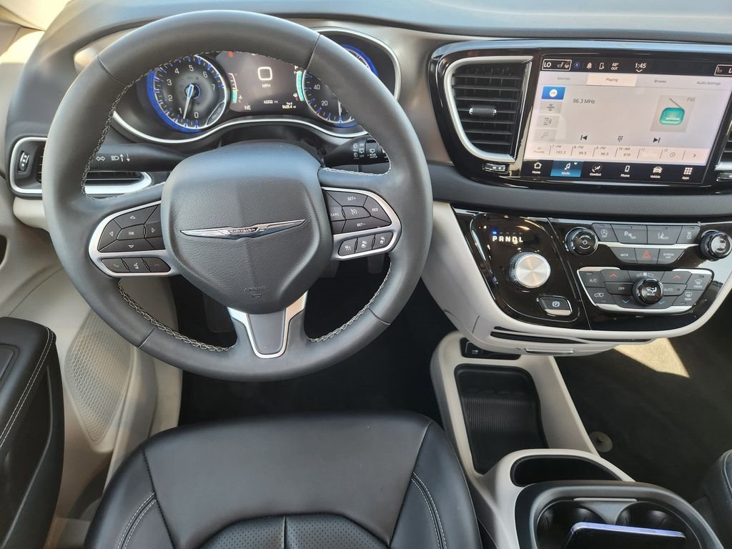 Used 2024 Chrysler Pacifica Touring-L FWD image 27